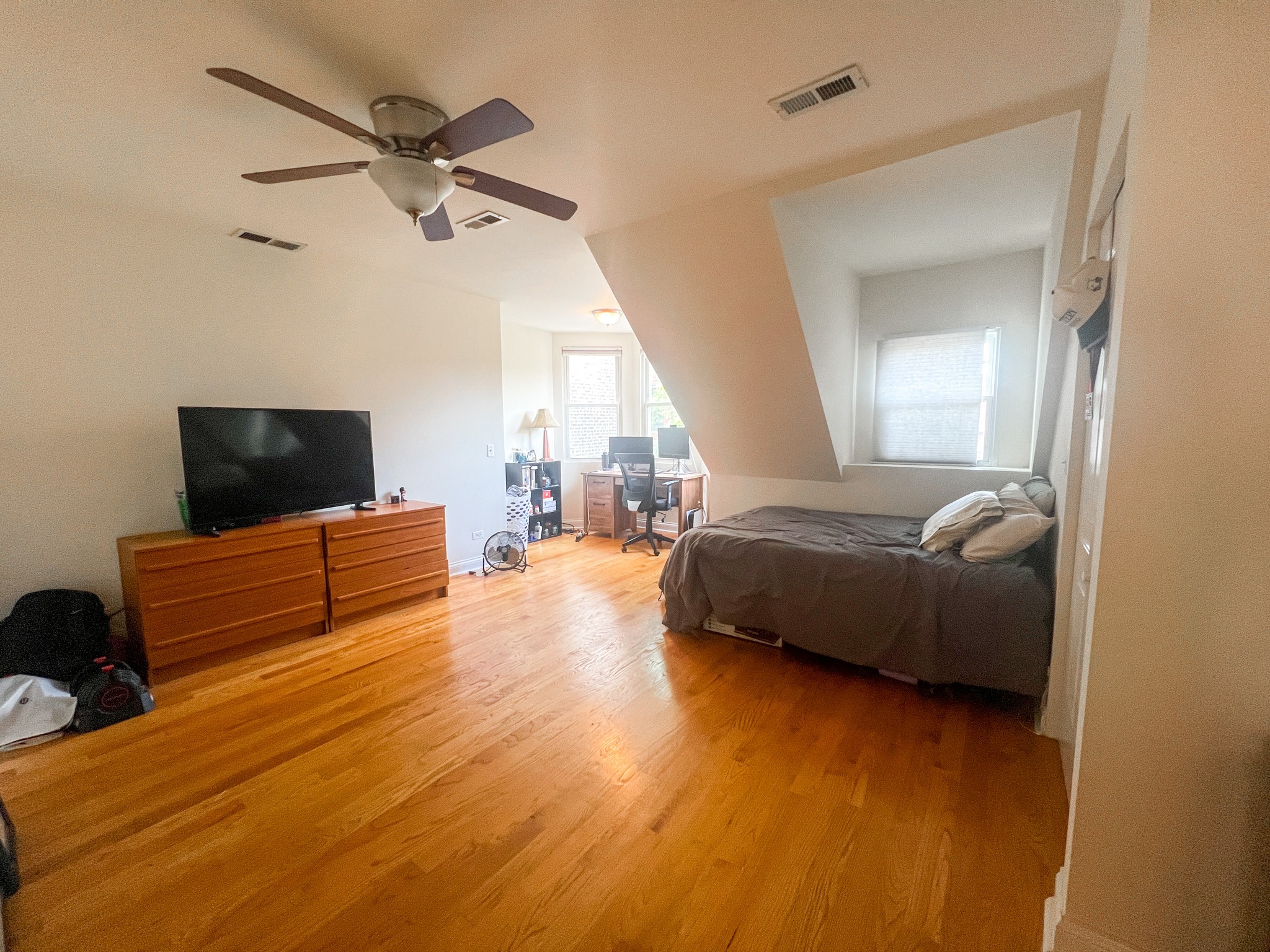 718-20 W Buckingham Pl 718-20 W Buckingham Pl., Chicago, IL 60657 - Leasing by Cross Street